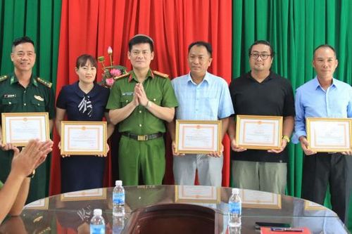 Khen thưởng các tập thể, cá nhân hỗ trợ Công an truy bắt hung thủ sát hại 3 người ở Khánh Hòa