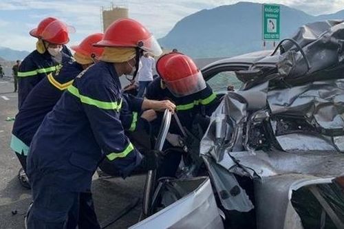 Tai nạn giao thông trên cao tốc Nha Trang - Cam Lâm, 5 người thương vong