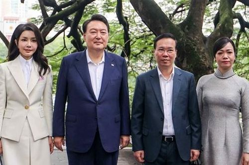 Chủ tịch nước Võ Văn Thưởng và Tổng thống Hàn Quốc Yoon Suk Yeol dạo bộ hồ Hoàn Kiếm