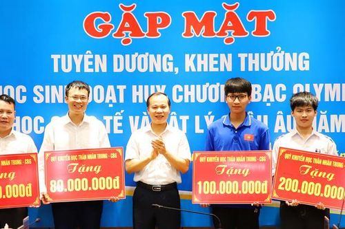 Bắc Giang: Thưởng 300 triệu đồng cho hai học sinh đoạt huy chương Bạc Olympic Hóa học Quốc tế và Vật lí châu Âu