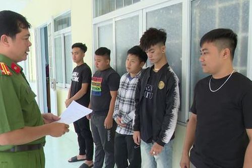 Khởi tố nhóm đối tượng tạt mắm tôm 'khủng bố' tiệm bánh để đòi nợ