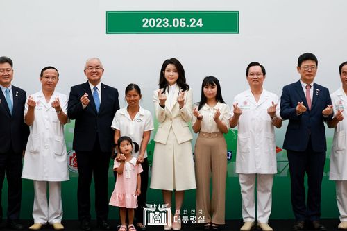 Đệ nhất phu nhân Hàn Quốc 'bắn tim' trong chuyến thăm cơ sở 'Vì nụ cười trẻ thơ'
