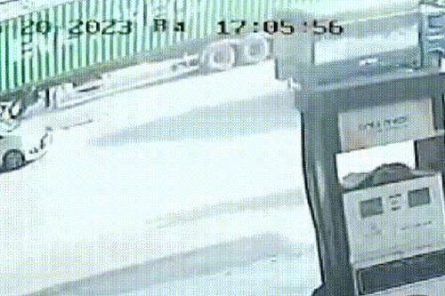 Khoảnh khắc xe container lật nhào khiến nhiều người khiếp vía trên đường phố Hà Nội