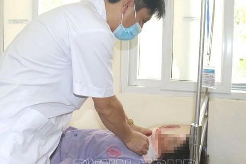 Bị ngã khi đang hái vải, người phụ nữ bị gãy đốt sống cổ