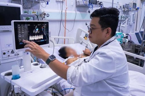 Cứu sống sản phụ 10 năm hiếm muộn bị tổn thương đa cơ quan rất nặng