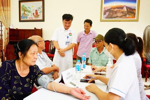 Khám sức khỏe, cấp phát thuốc cho hơn 200 đối tượng chính sách, người có công tại Ba Vì