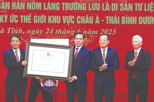 Đón Bằng công nhận Văn bản Hán Nôm làng Trường Lưu là di sản tư liệu thế giới