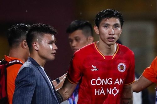 Quang Hải mặc vest, xuống sân mừng đồng đội mới