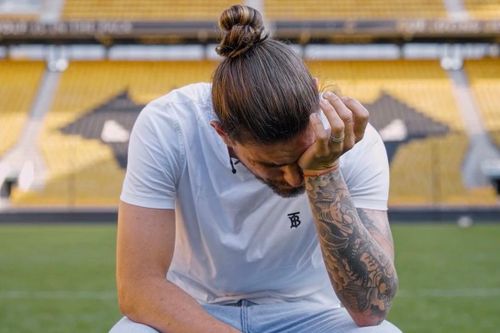 Ruben Neves bật khóc khi rời Premier League