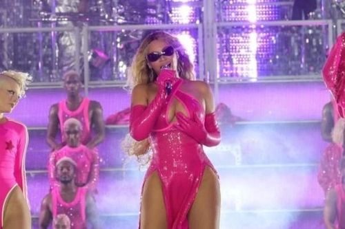 Beyoncé gặp sự cố khi mặc váy xẻ ngực