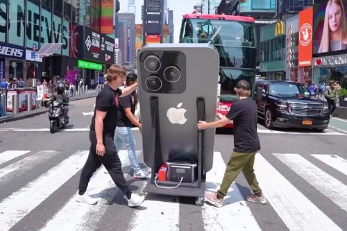 YouTuber tạo ra chiếc iPhone cao hơn 2 m