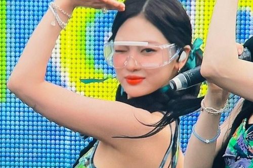 aespa biểu diễn ở lễ hội nước