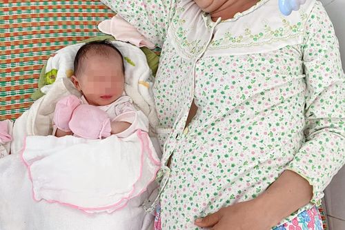Em bé chào đời với dây rốn quấn cổ 4 vòng