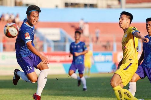 Duy Mạnh hóa 'cứu tinh', Hà Nội thắng nhọc trên sân Khánh Hòa, phả hơi nóng lên CAHN