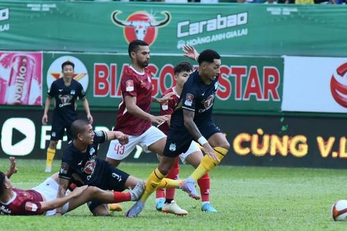 HLV Kiatisuk khổ sở với HAGL
