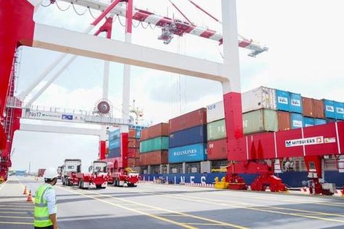 Cảng quốc tế Long An chính thức khai thác hàng container