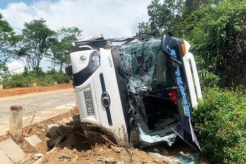 Lật xe trên đèo Vi Ô Lắc, 1 người tử vong
