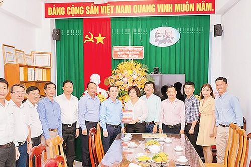 Đoàn lãnh đạo TP Cần Thơ thăm, chúc mừng Cơ quan Thường trực Báo Nhân Dân