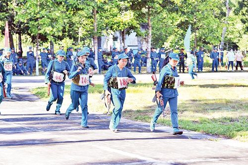 Xây dựng, huấn luyện lực lượng dân quân tự vệ vững mạnh