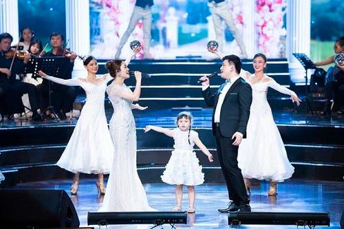 Ngọc Anh - Tô Minh Đức 'đám cưới' trên sân khấu 'Con đường âm nhạc'