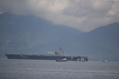 Tàu sân bay USS Ronald Reagan cùng 2 tàu tuần dương thăm Đà Nẵng