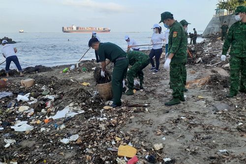 Hơn 900 tình nguyện viên dọn rác, làm sạch biển