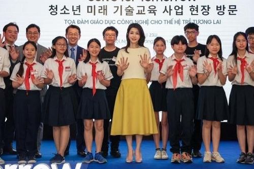 Đệ nhất phu nhân Hàn Quốc trò chuyện cùng các học sinh Việt Nam