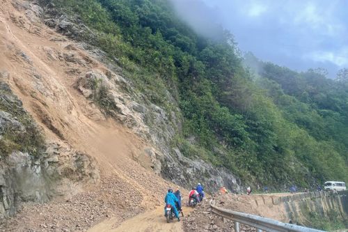 Mưa lớn làm 1 người chết, nhiều nhà dân bị hư hỏng