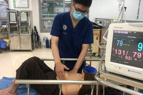 Uống nhầm vỏ thuốc bệnh nhân nữ phải cấp cứu vì thủng tá tràng