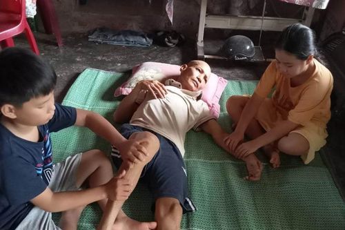 Quảng Trị: Thương tâm cảnh cha bị ung thư, hai con có nguy cơ phải nghỉ học