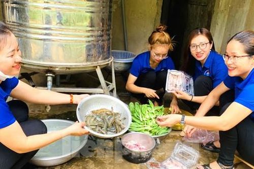Thanh niên sơn sửa nhà cửa, nấu cơm, khám phát thuốc cho người có công với cách mạng