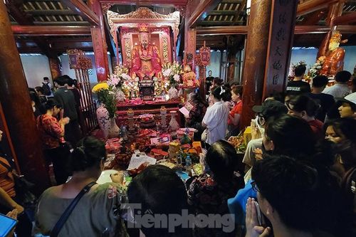 Nghìn sĩ tử đội mưa thắp hương cầu may ở Văn Miếu trước kỳ thi tốt nghiệp THPT 2023