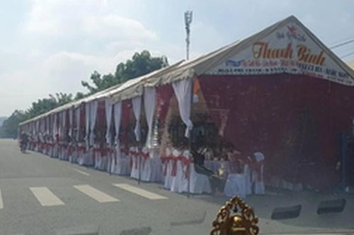 Hình ảnh dựng rạp đám cưới giữa đường ở Bình Dương gây bức xúc