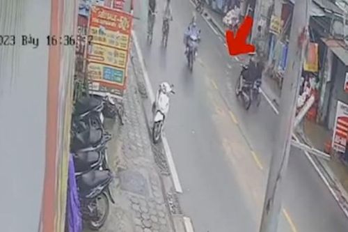 Trượt ngã do phanh gấp, 2 người phụ nữ suýt mất mạng dưới bánh xe buýt