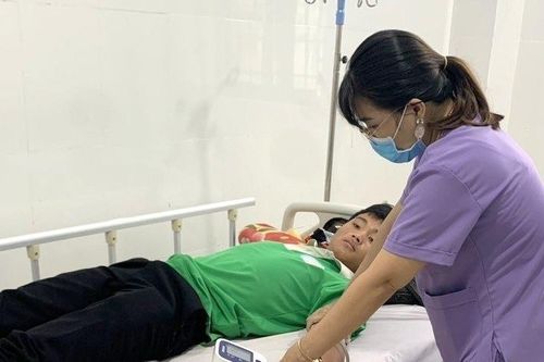 Hơn 10 người làm thuê bị ngộ độc sau bữa cơm của chủ nhà
