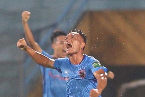 Ghi bàn sau 9 năm vắng bóng vì án phạt, cựu tuyển thủ Việt Nam bật khóc