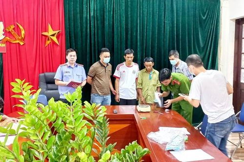 Kiểm sát viên kiểm sát việc cân xác định khối lượng chất ma túy