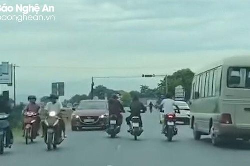 3 thanh niên đi xe máy dàn hàng ngang, lạng lách trên Quốc lộ 46