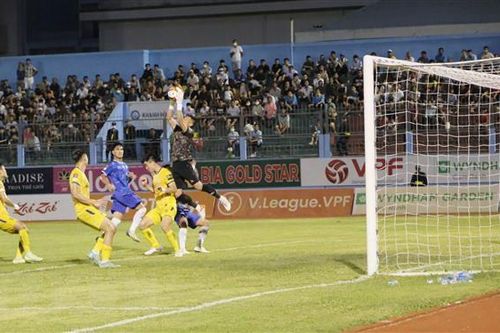Hà Nội FC chiến thắng nghẹt thở trước chủ nhà phố biển Khánh Hòa