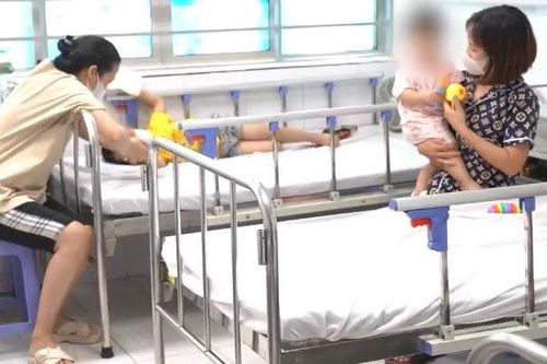 Nhiều trẻ biến chứng viêm não, thần kinh vì mắc tay chân miệng chủng virus EV71