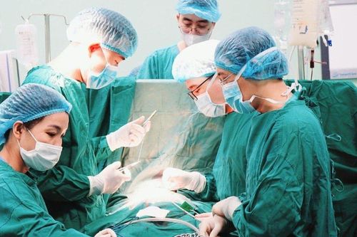 Nghệ An: Cứu sống trẻ 44 tháng tuổi bị vỡ tim do xe máy điện đè trúng