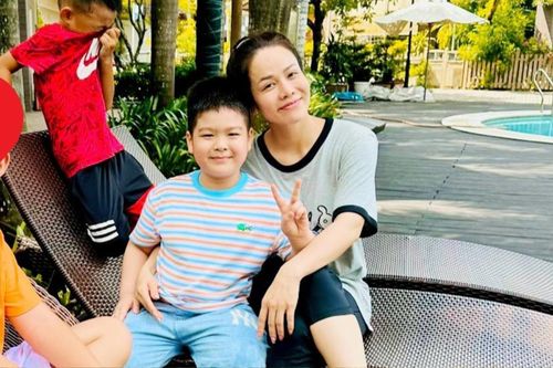 Nhật Kim Anh hạnh phúc đón con trai nghỉ hè ở Sài Gòn, khéo khoe vóc dáng cao lớn của quý tử