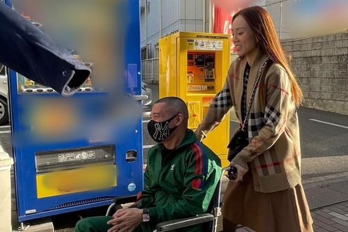 Hình ảnh NSND Công Lý ngồi xe lăn khiến dân tình rưng rưng