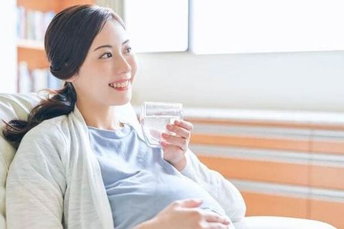 3 thời điểm uống nước của bà bầu giúp nước ối trong, thai nhi phát triển tốt hơn