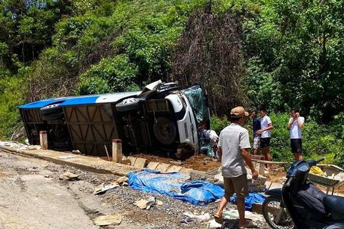 Cầu thủ Quảng Nam hoảng hồn kể lúc xe chở đội bóng mất lái, bị lật trên đèo khiến 4 người thương vong