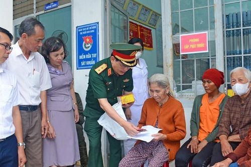 Quân đội chung tay chăm sóc sức khỏe người dân