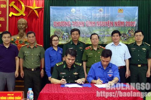 Hỗ trợ kinh phí xây dựng đường kiểm tra cột mốc và tặng quà tổng trị giá 200 triệu đồng tại xã Thanh Lòa