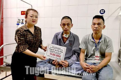 Gần 145 triệu đồng ủng hộ em Tày Văn Giáp