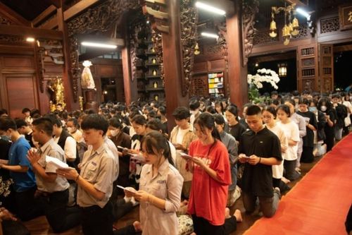 Đắk Lắk: Hơn 1.000 học sinh đến chùa Sắc tứ Khải Đoan lễ Tam bảo trước mùa thi