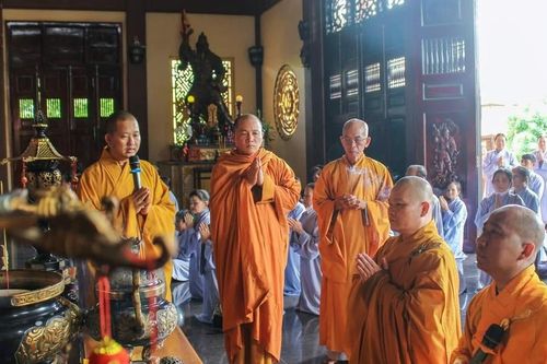 Chư Tăng, Phật tử chùa Phước Duyên, Quảng Minh cúng dường các trường hạ trong tỉnh